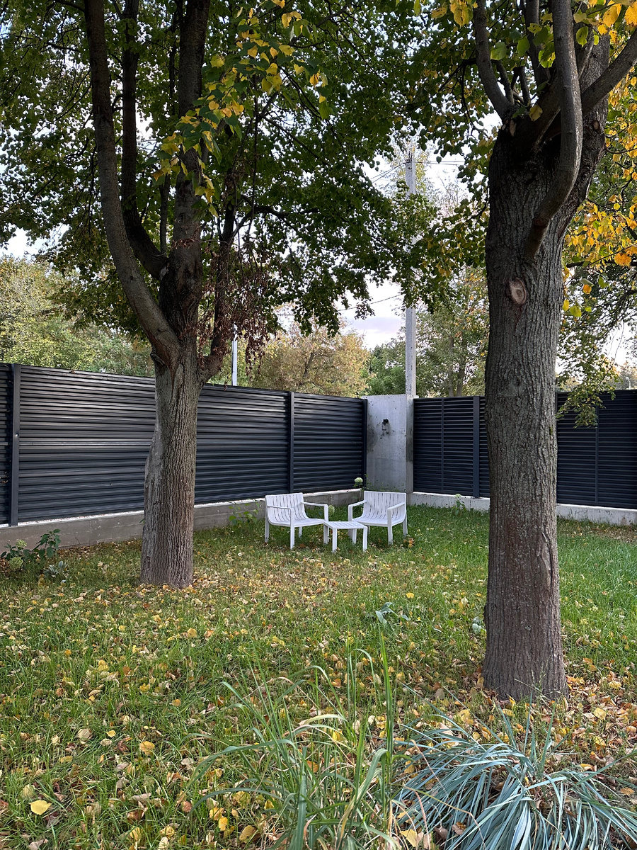 Одно из мест для отдыха в саду