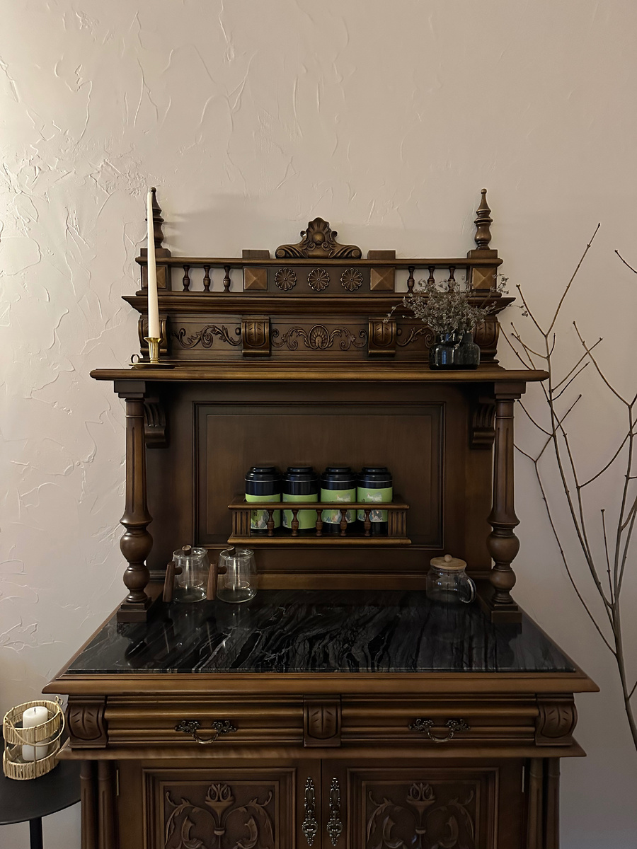 Красивый старый комод