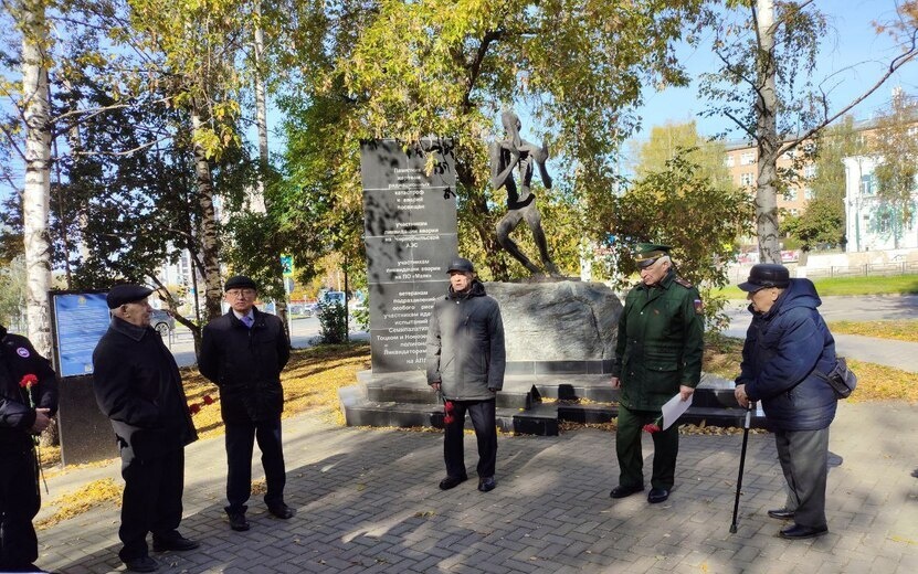  Геннадий Исупов (в центре) рассказывает о событиях на «Маяке». Фото: Таня Трушкова