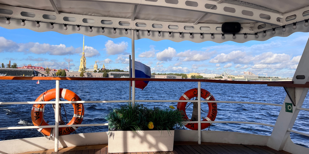 "Парадный Петербург" с выходом в Финский залив на теплоходе-ресторане "Астра"