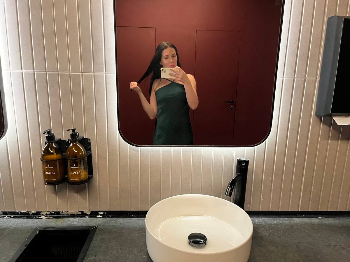 селфи в туалетное зеркало