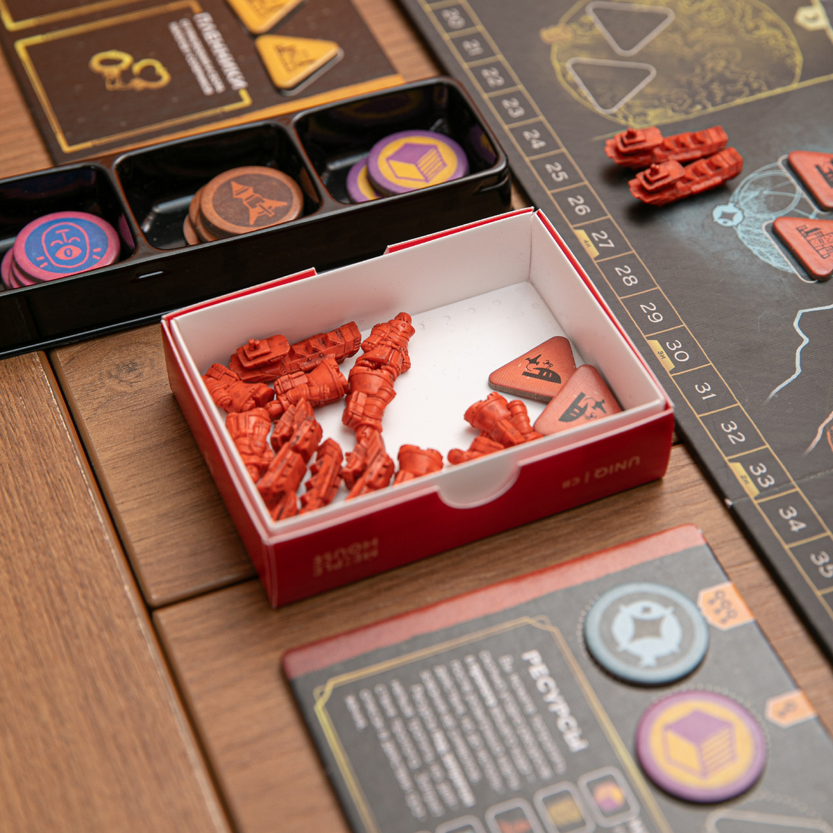 На фото – пластиковые коробли из отдельного набора для «Arcs. Предел. Раздор и падение» Отлично хранятся в нашей специальной коробочке