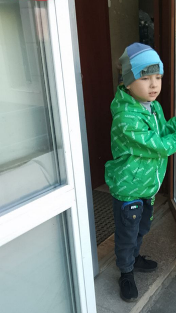 Шапки и куртки имеются)))