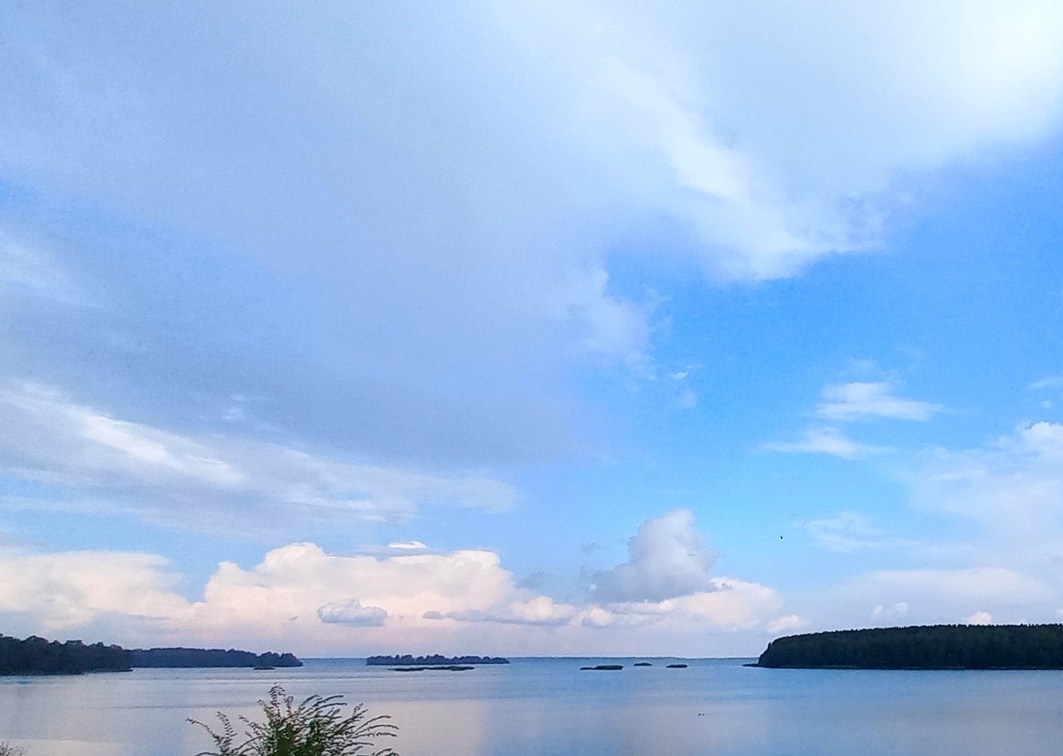 Озеро Большое Каслинское на въезде в город Касли. 