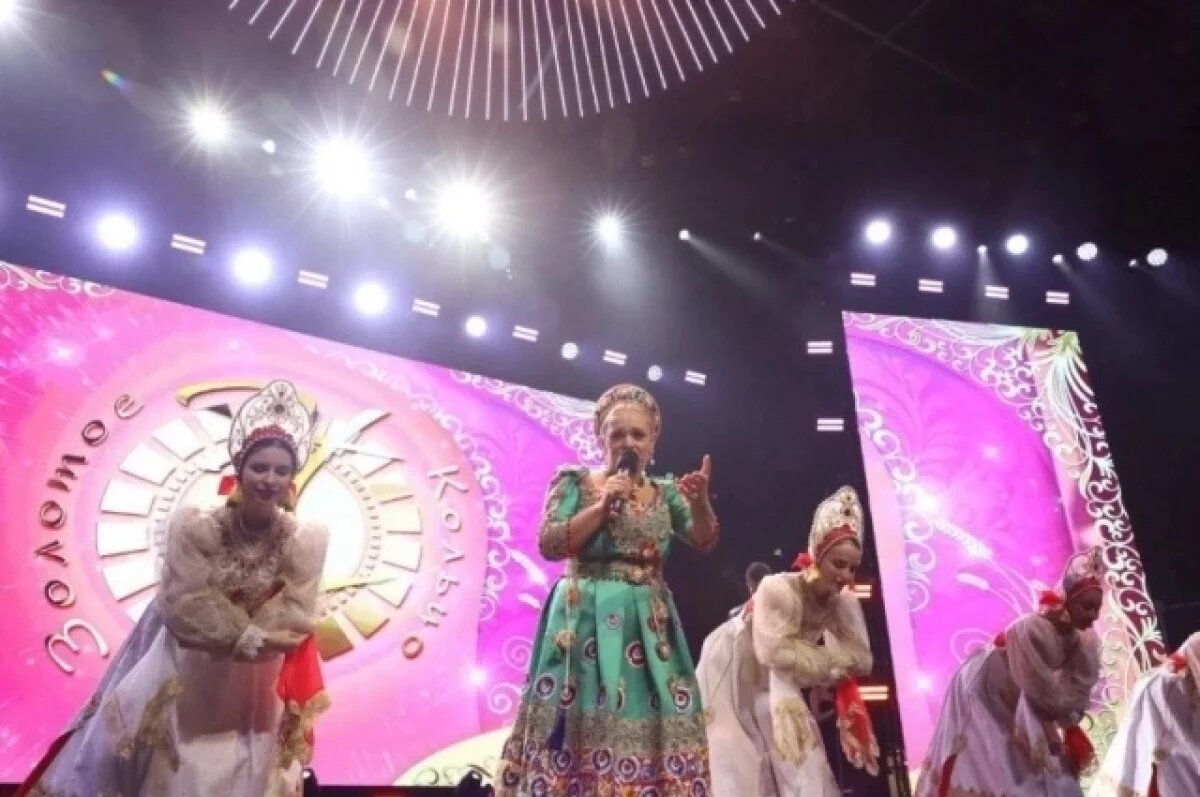    Надежда Кадышева подарила фанатке в Новосибирске золотое кольцо