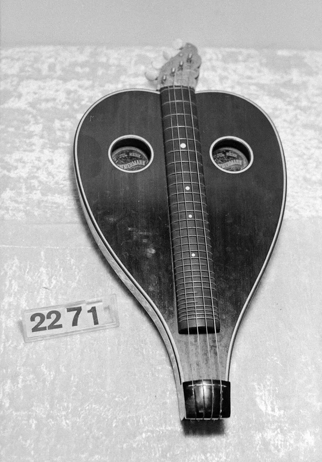 Цитра смычковая. Форма сердца. Из Фондов Музея музыки.