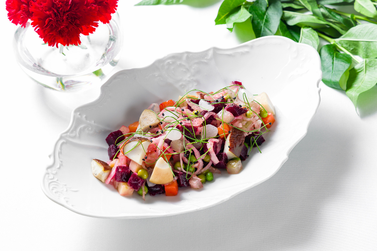 Винегрет с белыми грибами в гранд-кафе «Dr. Живаго»