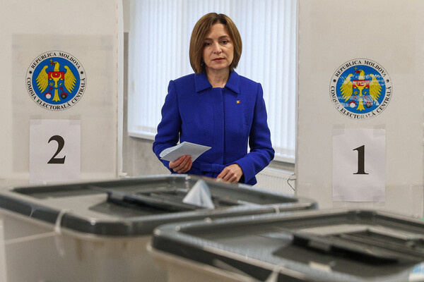Президент Молдавии Майя Санду во время голосования на парламентских выборах, 28 сентября 2025 года / Vladislav Culiomza/Reuters 