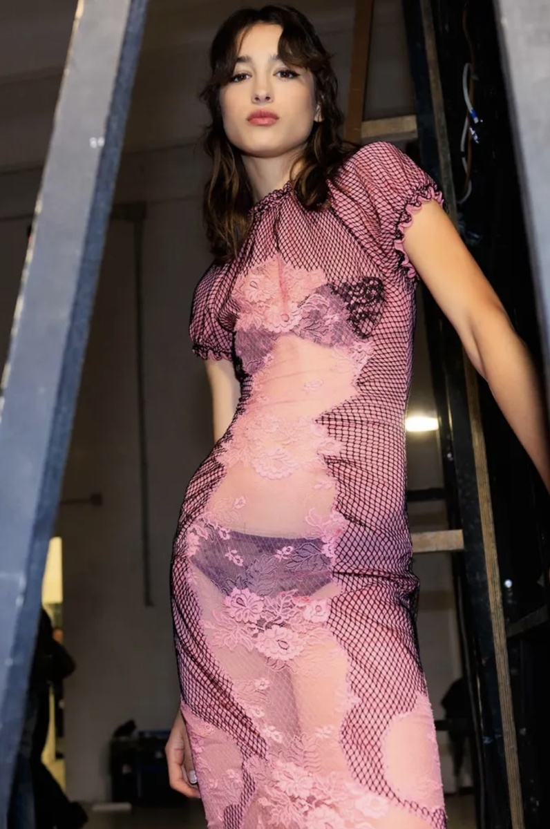    Перья на бровях и укладки «как из пены морской»: бьюти-тренды Недели моды в Милане (фото 2)