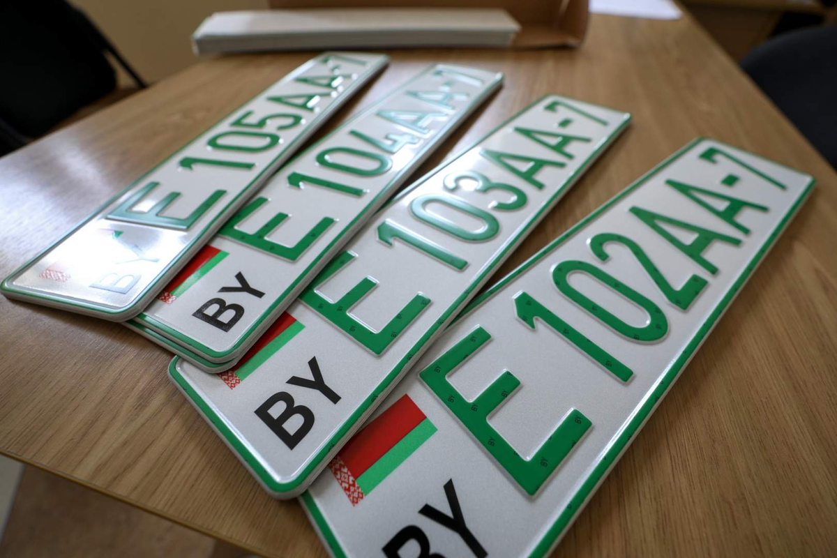 Беларусам, у которых есть электромобиль, выдают зелёные номера, поэтому сразу видно, как много их в Минске.