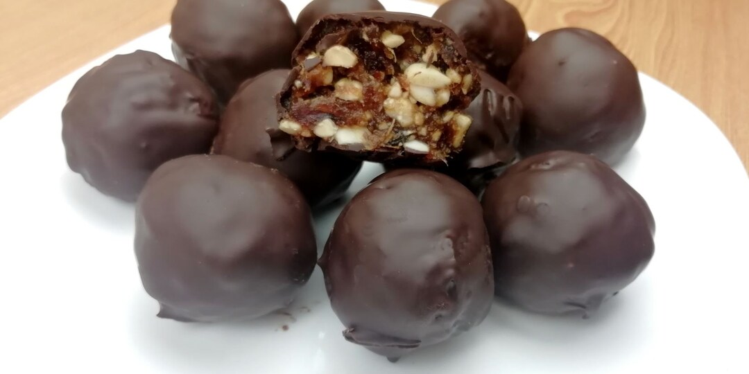 УЖЕ ГОД НЕ ПОКУПАЮ КОНФЕТЫ!И правда похож на сникерс))Всего 3 ингредиента и 20 минут!Домашние Полезные Конфеты без сахара,масла и меда.