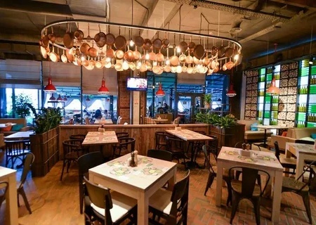    С Украины продолжает бежать молодёжь. В Киеве на грани закрытия сотни ресторанов и кафе