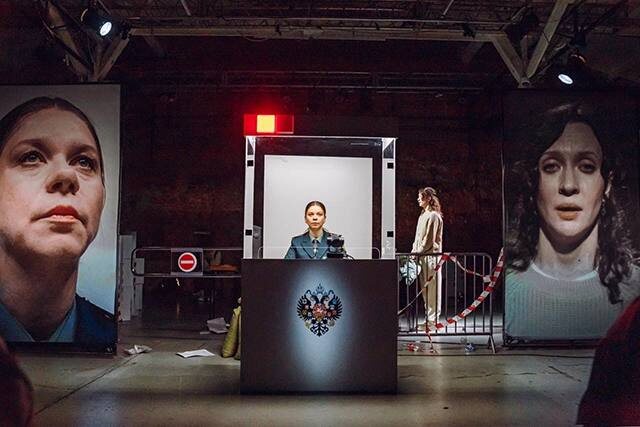 Такие декорации будут на протяжении всего спектакля