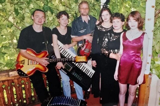    Так выглядел коллектив «Вишнёвый сад» 25 лет назад. Фото: Из личного архива