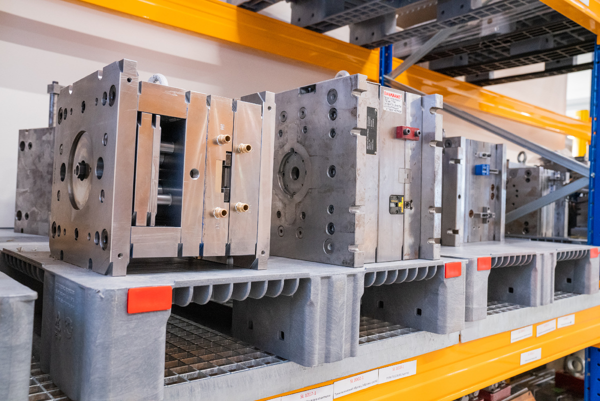 Пресс-формы в инструментальном цехе НПО СтарЛайн