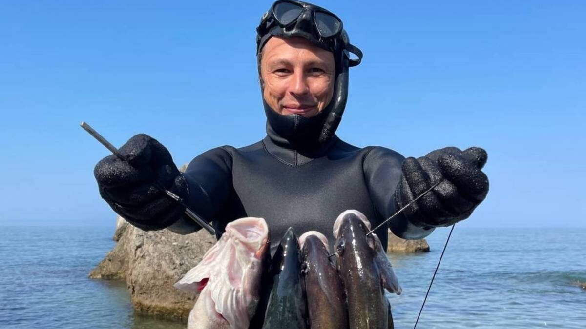    Севастополь, бухта Ласпи. Ныряльщик Вячеслав Кулешов демонстрирует результаты подводной охоты в Черном море / Фото: Личный архив