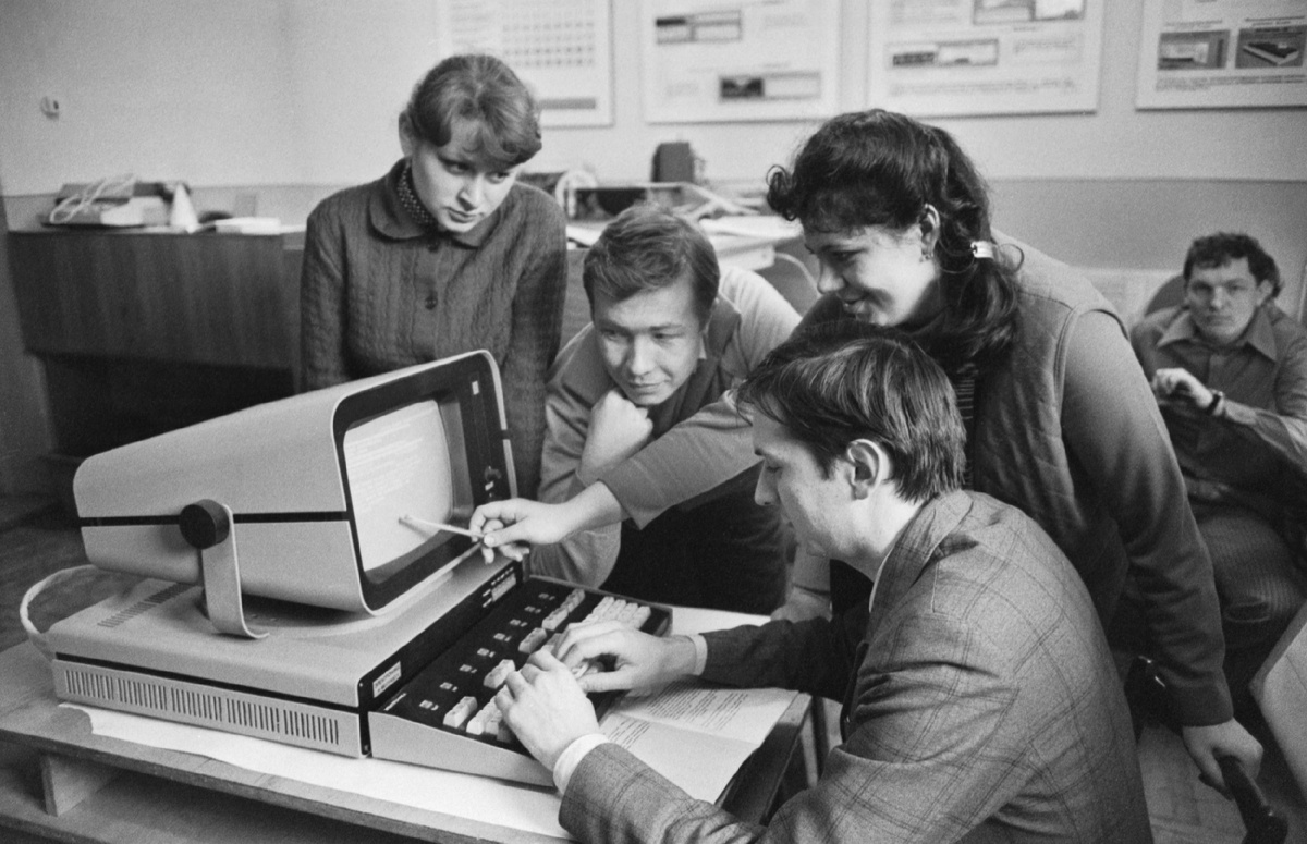 фото Юрия Милушева (ТАСС): студенты ТРТИ в автоматизированном классе, 1985 год.