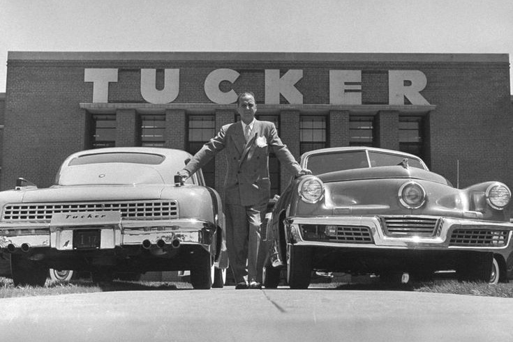 Престон Такер с двумя новыми Tucker 48