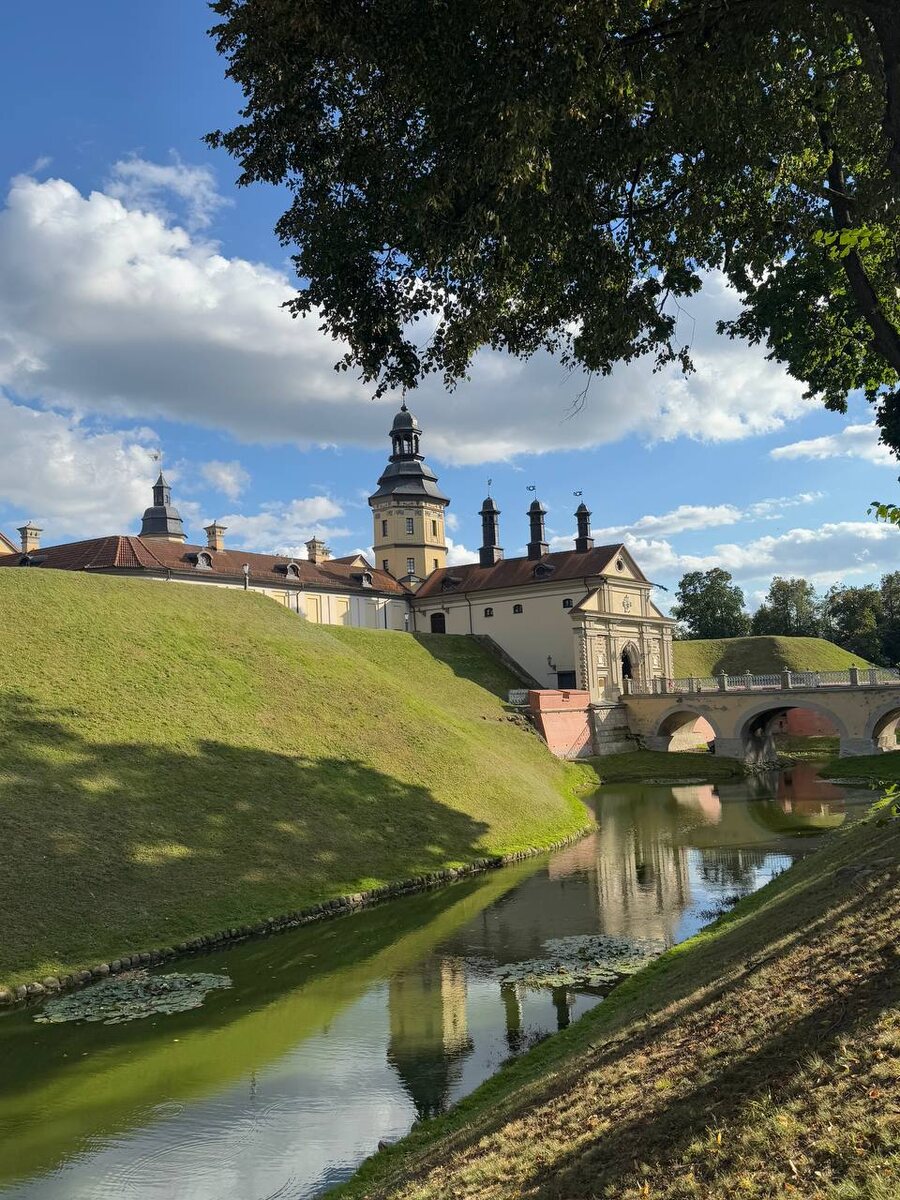 Замок Несвиж - буквально в 20 км от Мирского