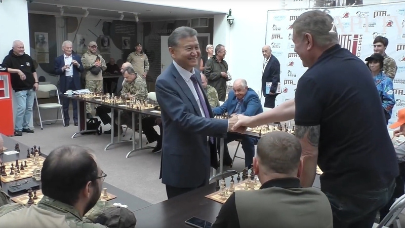    Экс-президент FIDE Кирсан Илюмжинов летом дал сеанс одновременной игры участникам СВО, а позже участвовал в открытии детского турнира в Ессентуках Фото: Кадр API TV
