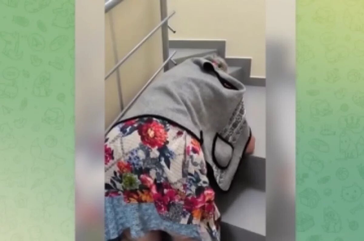    В Бугульминской больнице пожилая пациентка ползала по лестнице