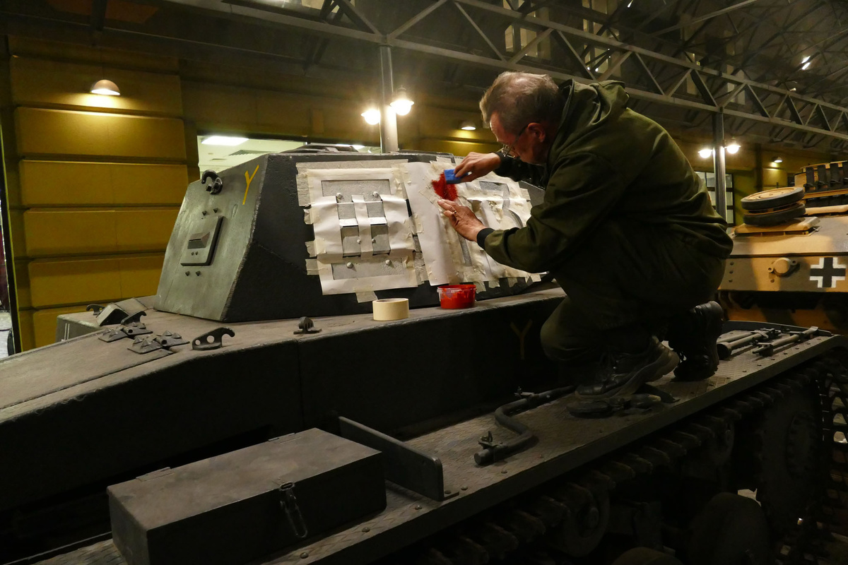 Нанесение тактических знаков на технику -  дело просто и вполне доступно здравому уму человека. Но маркировать в масштабе 1:1 сложно.