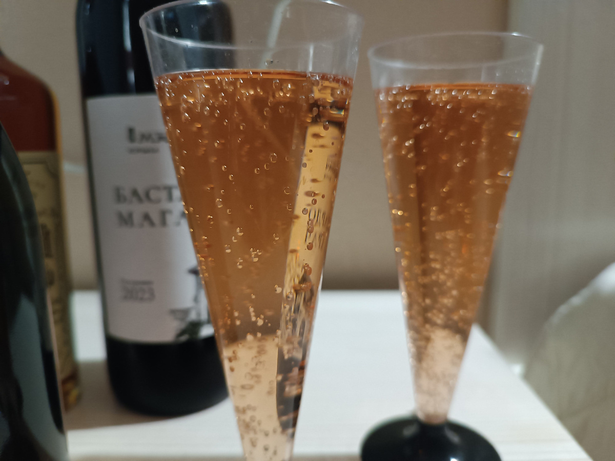 Это не реклама алкоголя, это просто красивый кадр с естественными местными "пузырьковыми напитками"