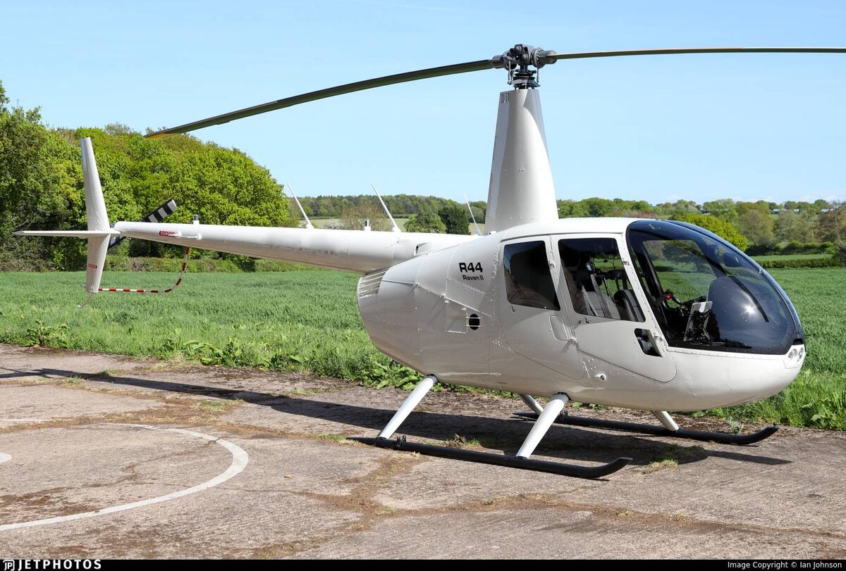 Robinson 44 с числом пассажирских мест 3, дальность полета 650 км, крейсерская скорость полета 210 км/ч, один поршневой двигатель, багажный отсек 4х23 кг