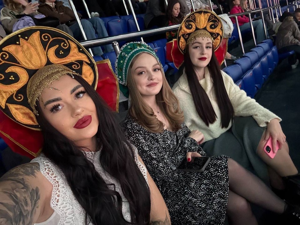    Девушки наряжались в кокошники и подпевали любимой певице. Фото: Предоставлено читательницей КП