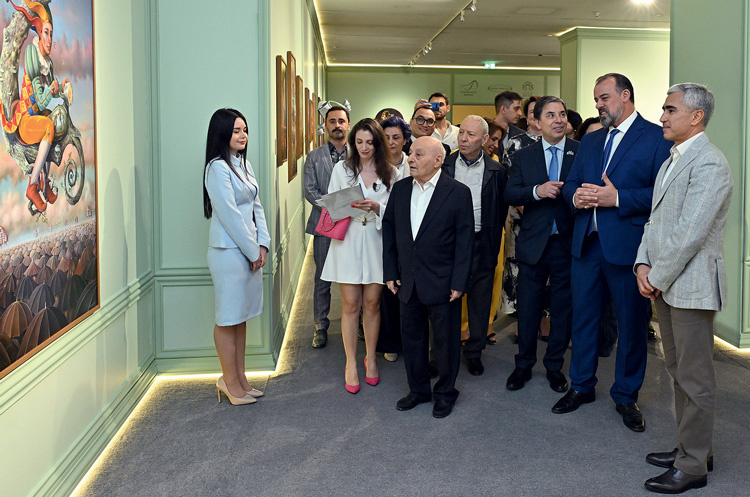 Справа – директор Центра Гейдара Алиева Анар Алакбаров и художник Луис де Соуза