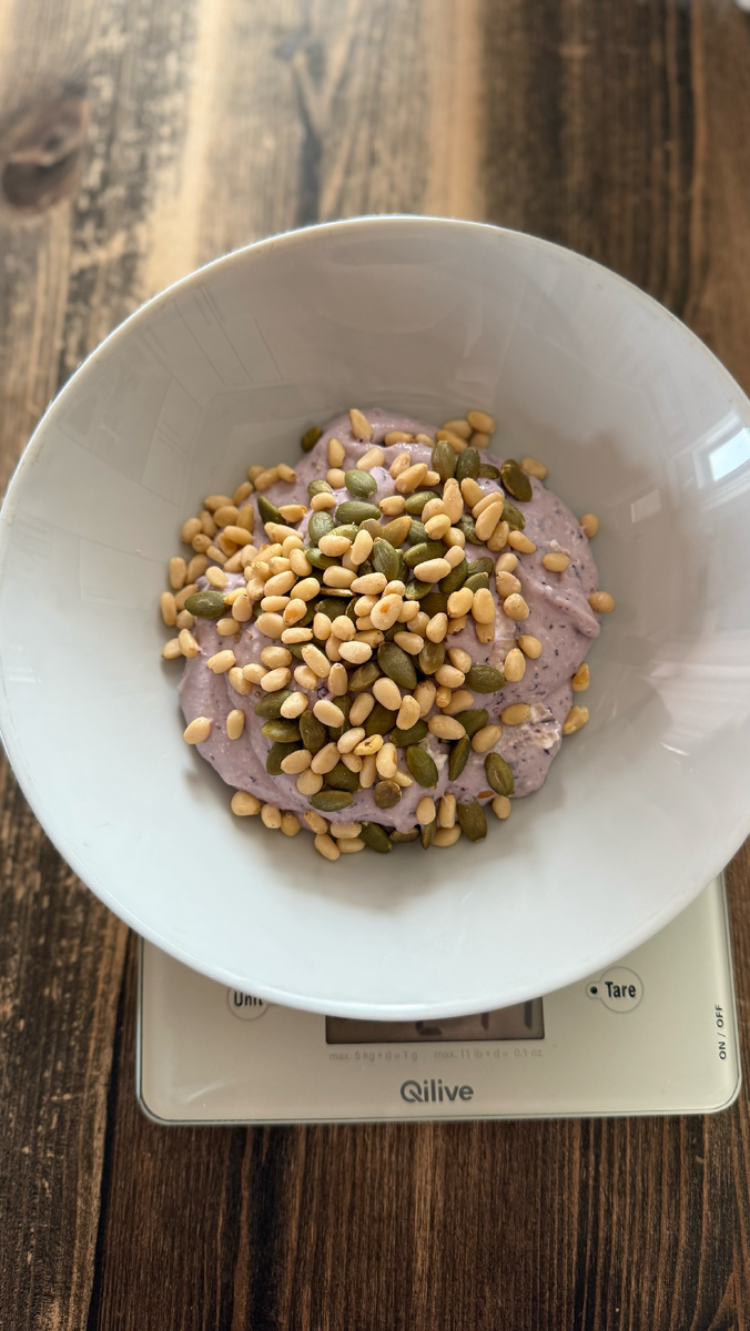 Это буквально небольшая горсть (но, конечно, это зависит и от самих орехов: кедровые весят меньше, чем, например, миндаль)