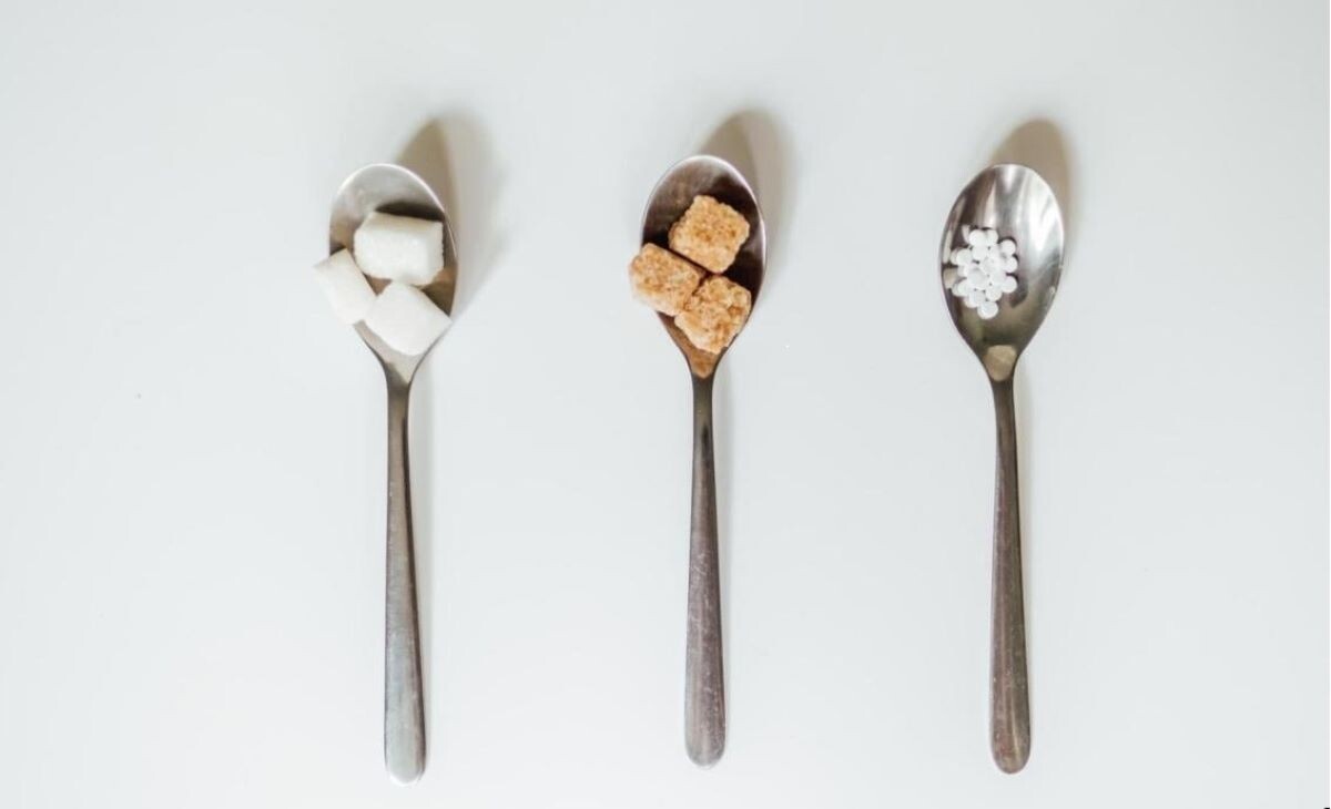 На ложках сахар и его заменители