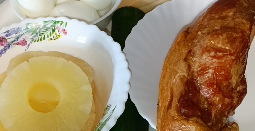 Самый простой и быстрый салат с яйцами, ананасами и курицей.