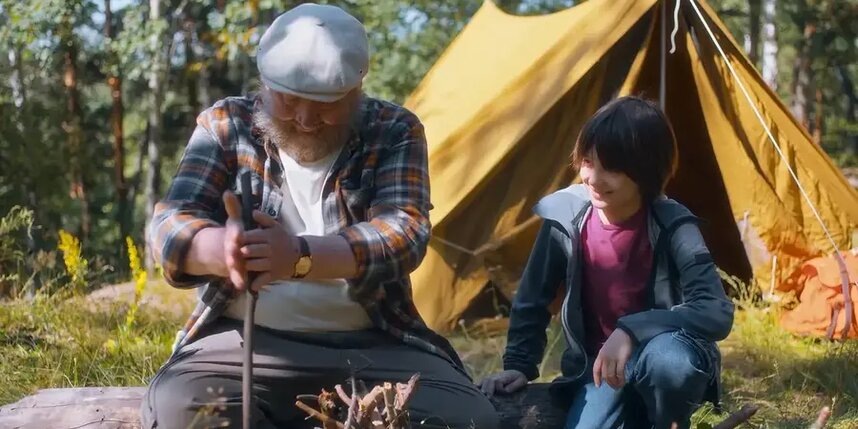    Роман Модянов и Максим Матузный сыграли деда и внука в комедии "Мужские правила моего деда", которая выходит в прокат 2 октября.Кинокомпания "Наше кино"