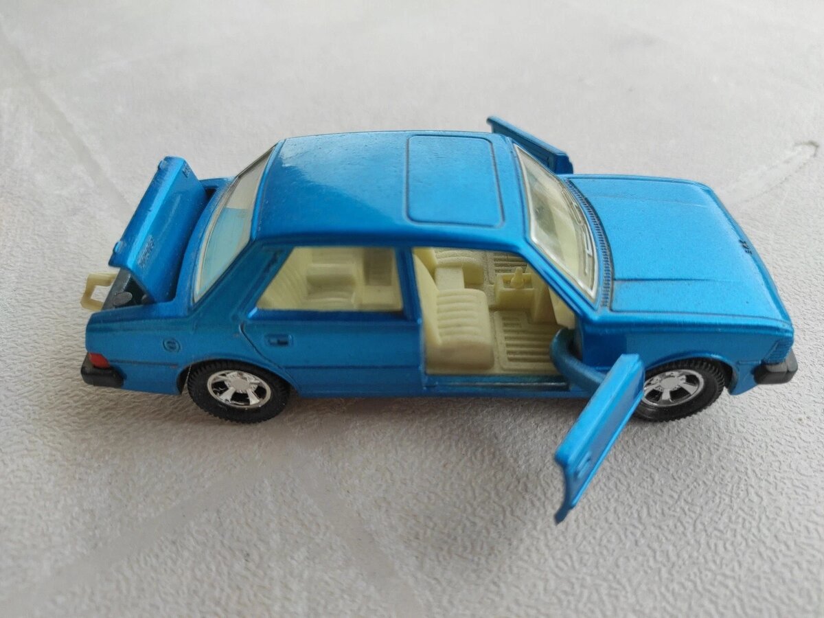 Как то попалось такое фото, возможно, просто свели декали. А может, и были варианты без наклеек.