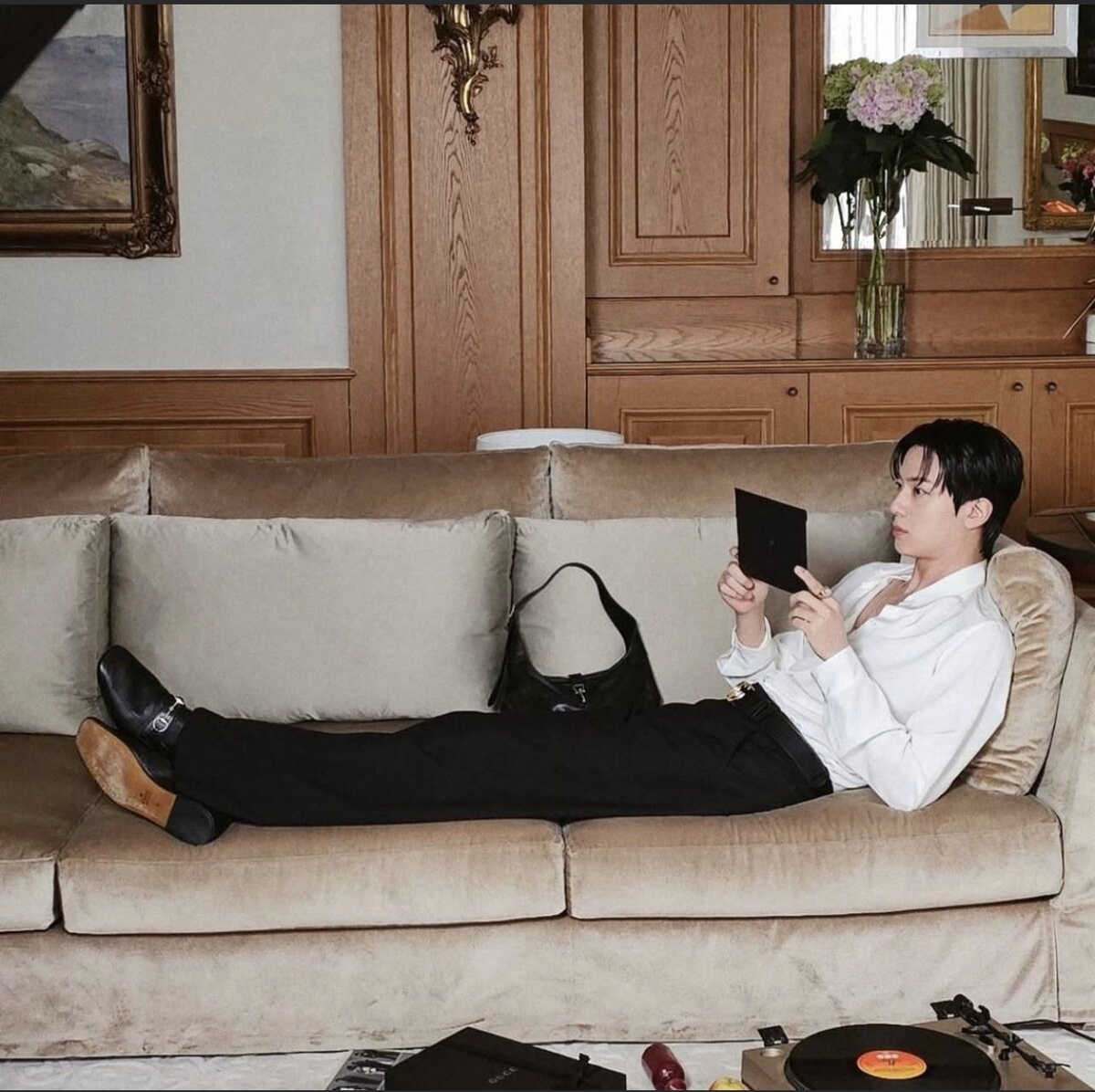  Похоже на планшет, что нам на руку. Но это не планшет. 