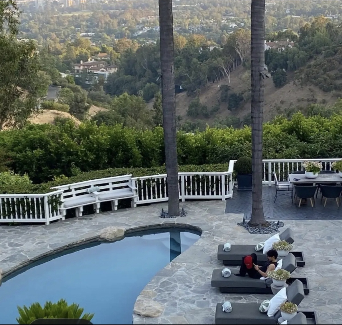 Котёночек Ким Тэхён) Вид издалека. 