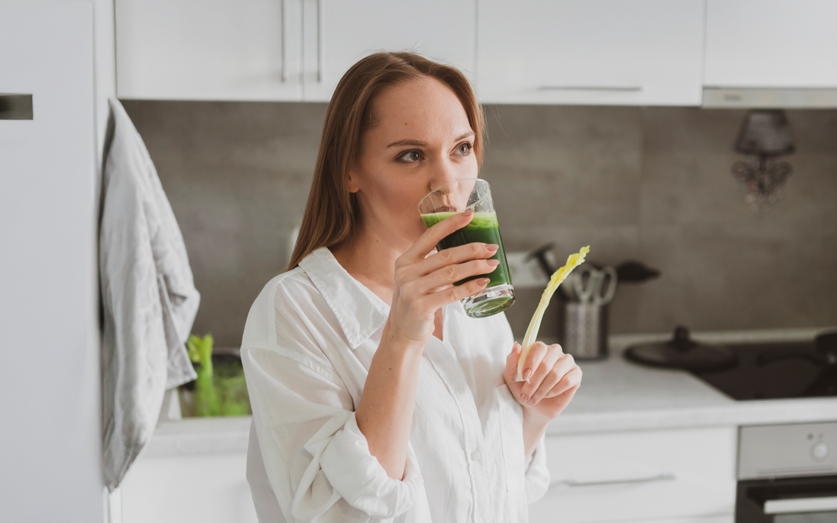     Лучшая стратегия для поддержания здоровья печени сводится к умеренному разнообразному питанию, отсутствию алкоголя, восьмичасовому сну и лёгким физическим нагрузкам. Фото: Unsplash