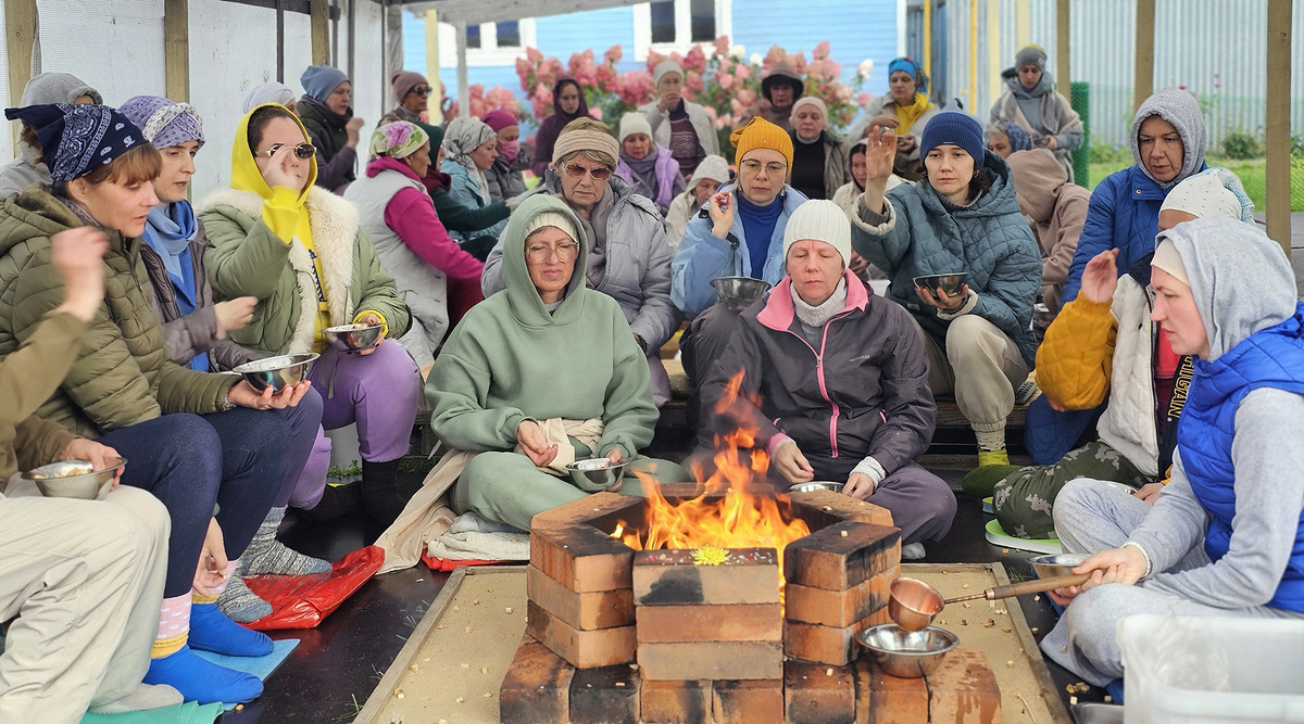 Молитва у огня – хаван. Ашрам Шри Пракаша Джи, Подмосковье, 2025 г. Фото из личного архива.