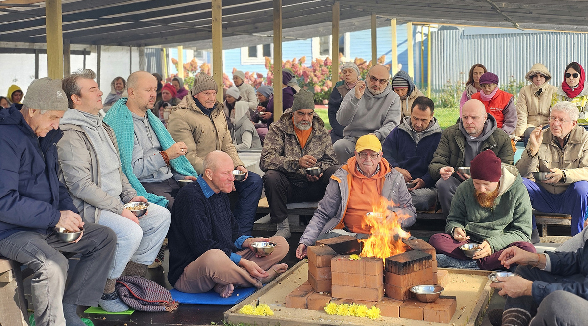 Молитва у огня – хаван. Ашрам Шри Пракаша Джи, Подмосковье, 2025 г. Фото из личного архива.