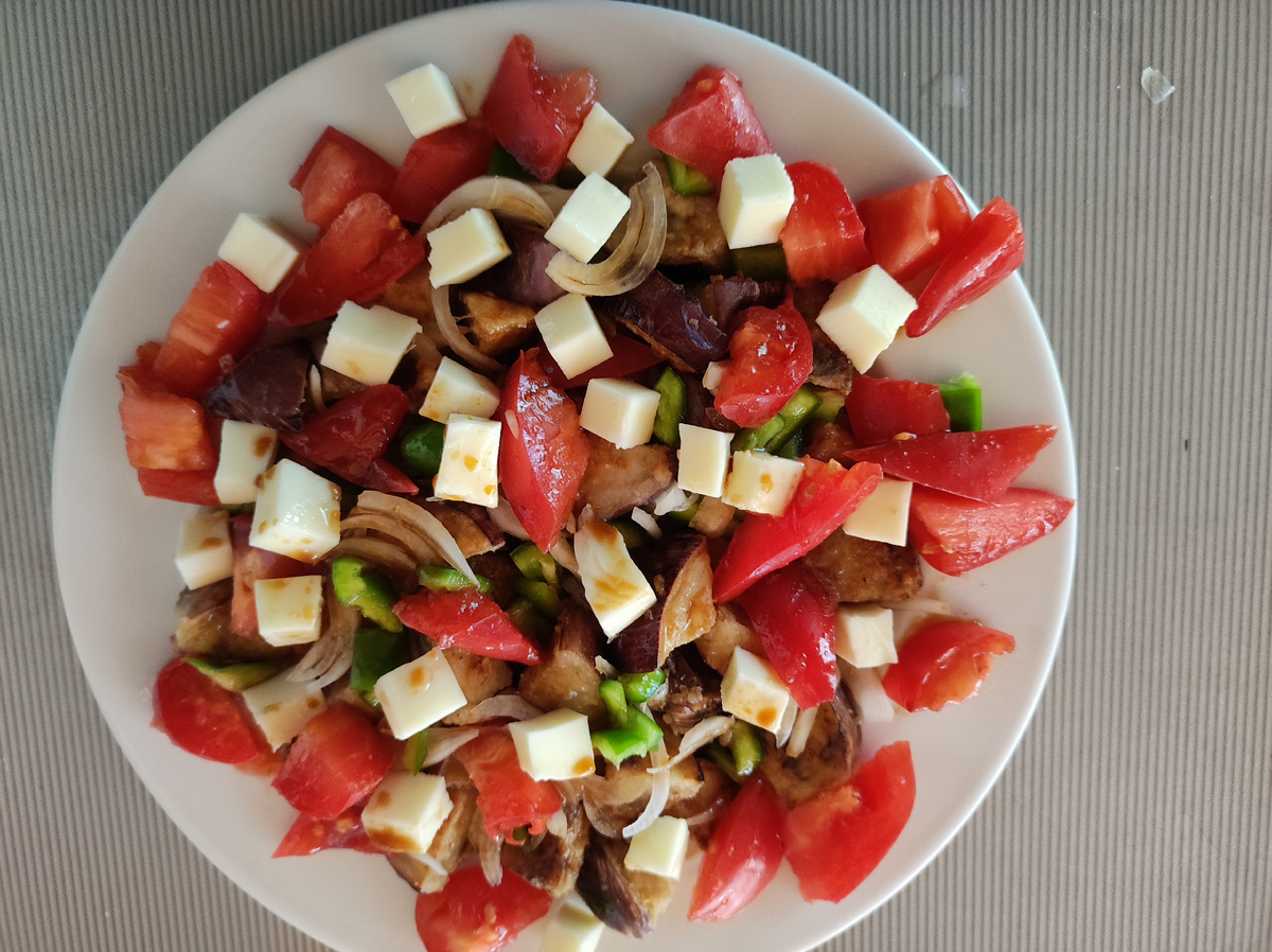 Салат по воспоминаниям лета. Фото автора.