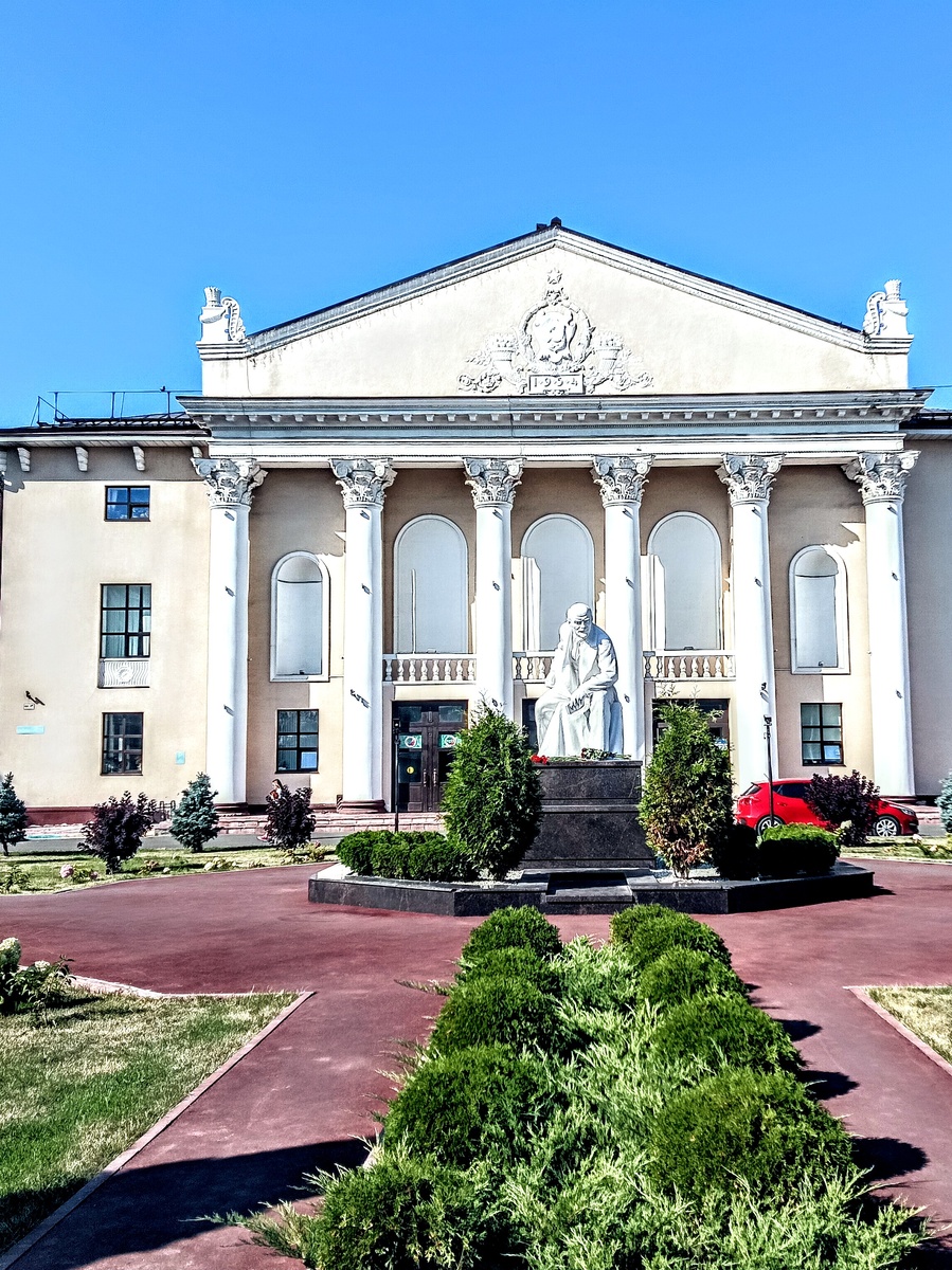 Город Видное. Московская область. Дом Культуры. Фотография сделана автором данного дзен канала на личный смартфон. 