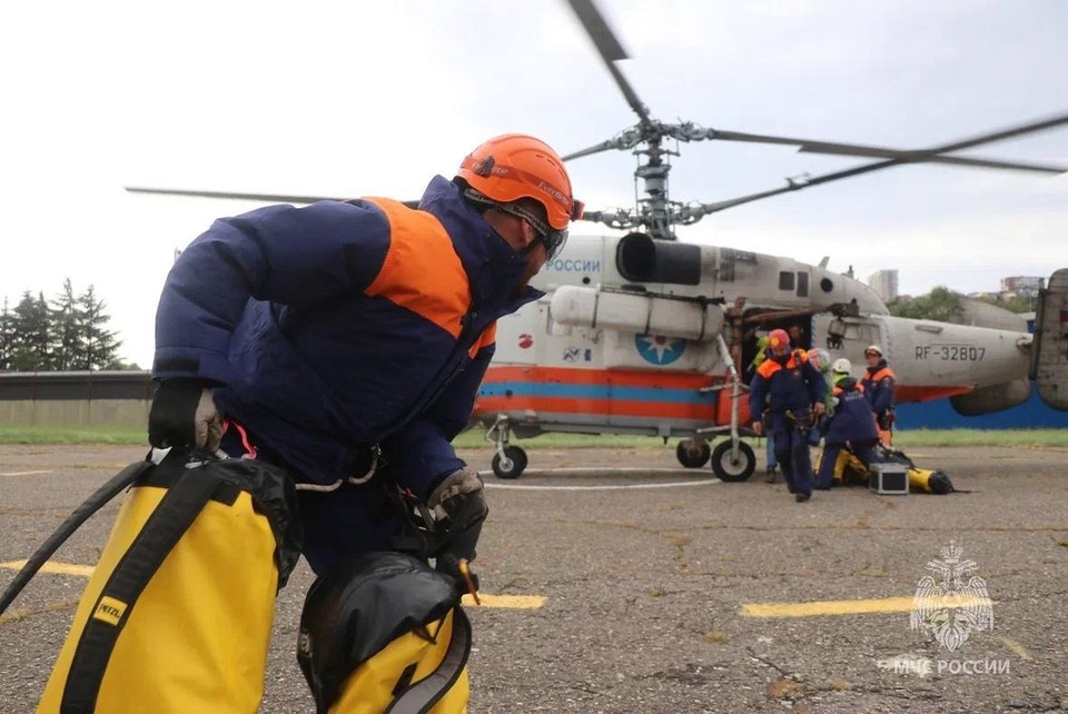    Спасательная операция проходит в сложных условиях. Фото: t.me/mchs_official
