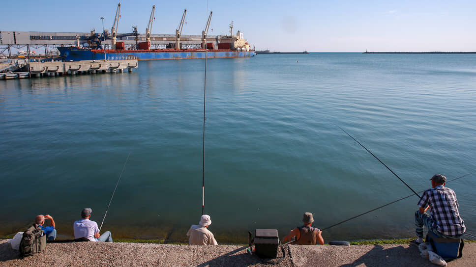 Вид на морской порт в Туапсе.📷Фото: Александр Погожев / Коммерсантъ