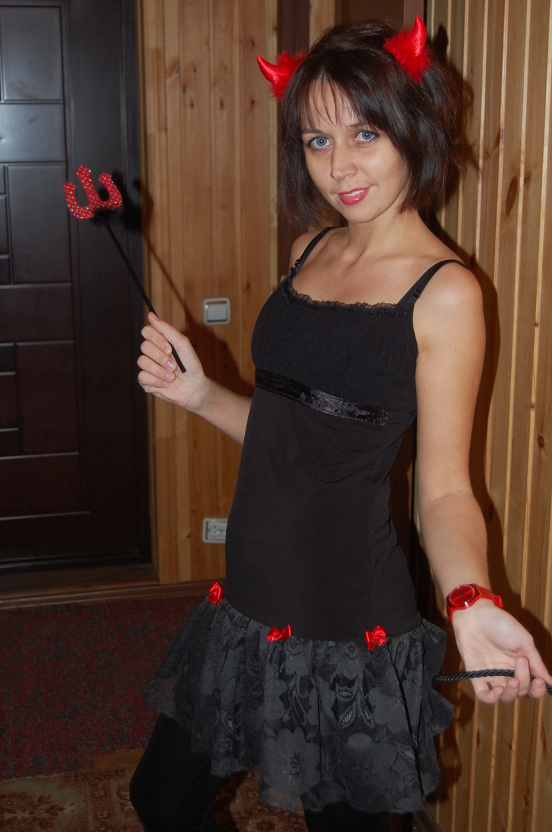 Это на самом деле типа майка, переделанная в платье (секонд-хенд, цену не помню, давно было)