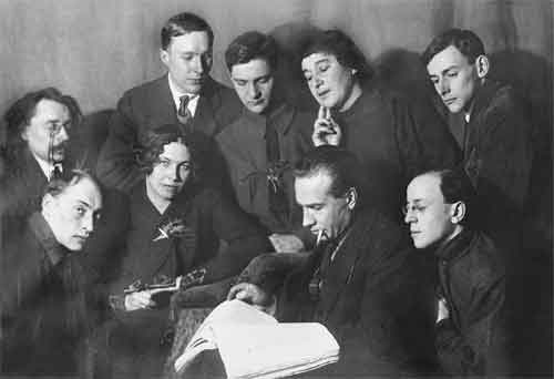 https://fi.wikipedia.org/wiki/Tiedosto:Члены_Ленинградского_отдела_Всероссийского_союза_поэтов_(1925).jpg
