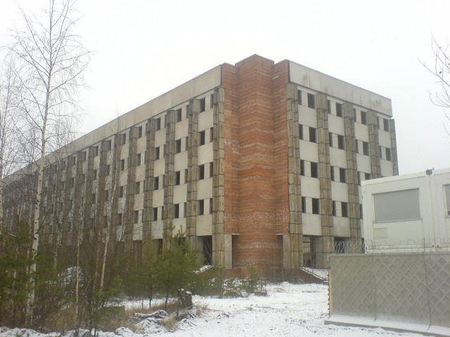 Тоже фото из интренета. В таком виде здание простояло более 20 лет 