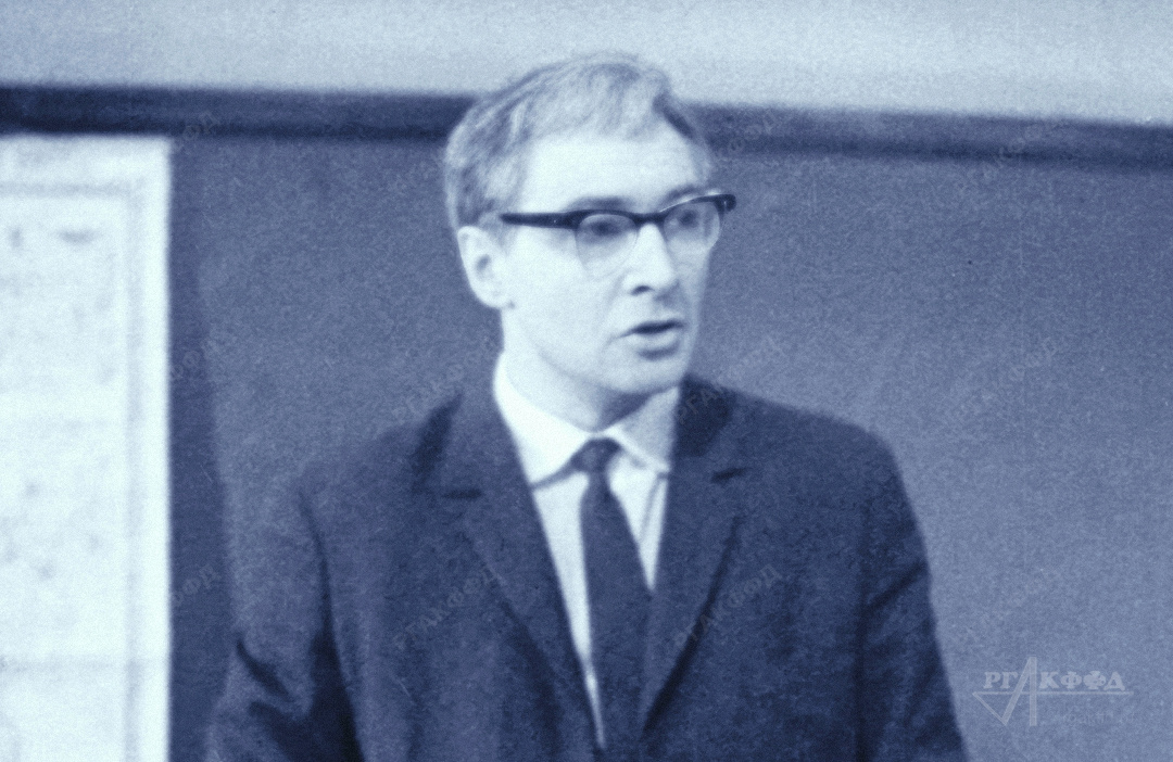 Актёр Вячеслав Васильевич Тихонов в роли учителя истории Ильи Семёновича Мельникова в сцене из фильма «Доживём до понедельника» режиссёра С.И. Ростоцкого / Москва. 1969 г. / РГАКФФД. Арх.№ 25114 / кадр из киножурнала Москва - кинофестиваль - 69 (ЦСДФ)