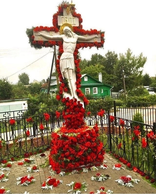 Место захоронения батюшки Николая Гурьянова: здесь всегда море живых цветов. 