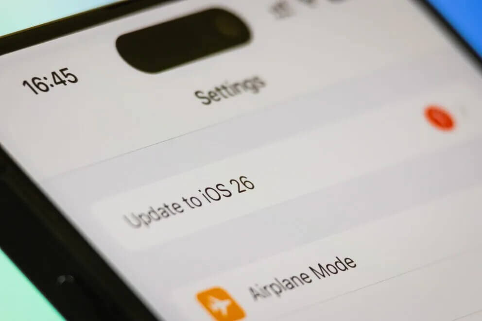    Далеко не все хотят обновляться на iOS 26. Изображение: consent.yahoo.com